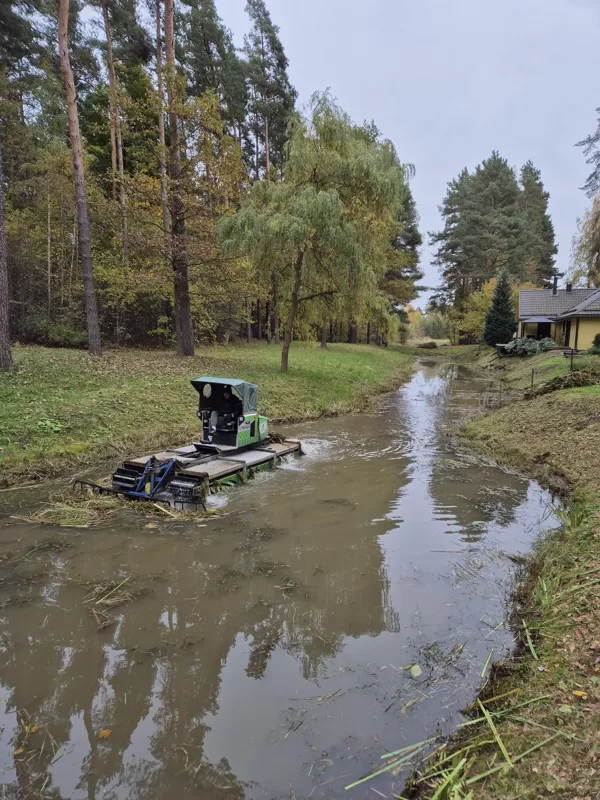 Dīķa ūdenszāļu novākšana